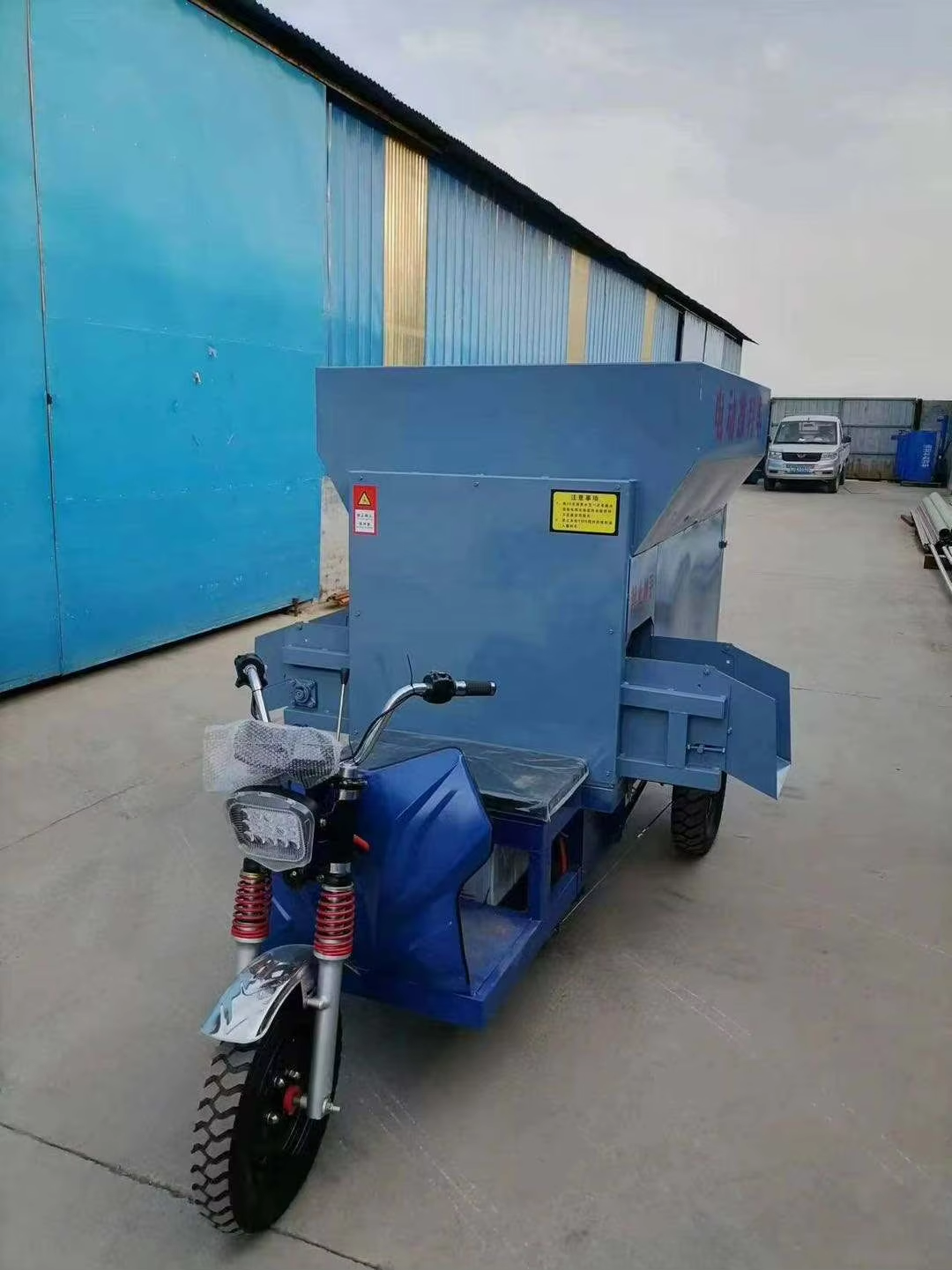 Original Factory Animal Automatic Feeding System Equipment Electric Tricycles Electric Feeding Car for Livestock Farm